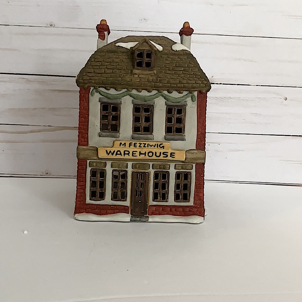DEPARTMENT 56 - Fezziwig’s Warehouse - Heritage Village - Dickens Village